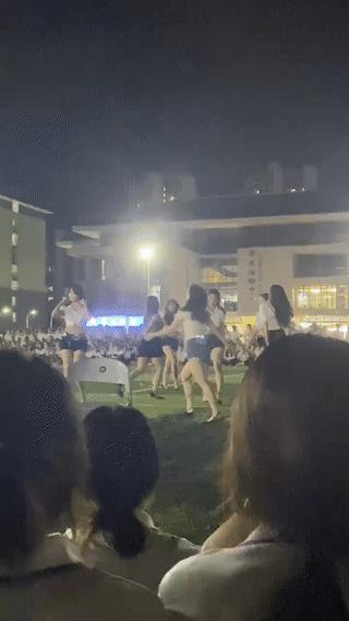 现在的大学校园里的女生，真是充满了青春活力。
每逢节假日，她们还能在校园里大跳性