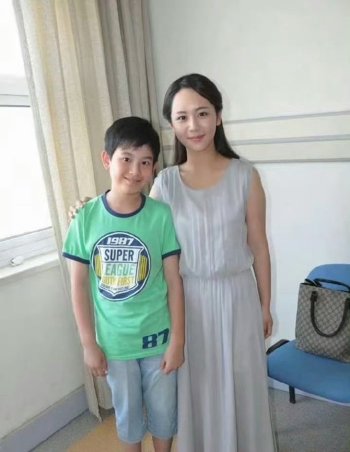 杨紫这是从小美到大啊，和现在几乎没变化，为什么会有人拿脸说事？