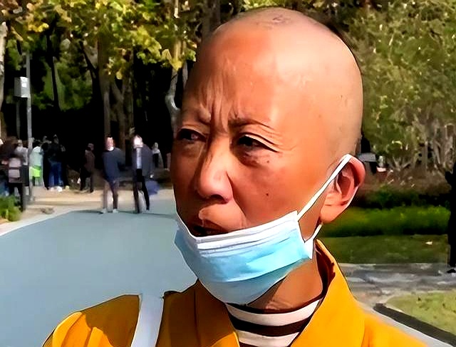 上海阿姨这波操作，真是让人看不懂。588万说捐就捐，女儿还在读书，直接让人贷款上
