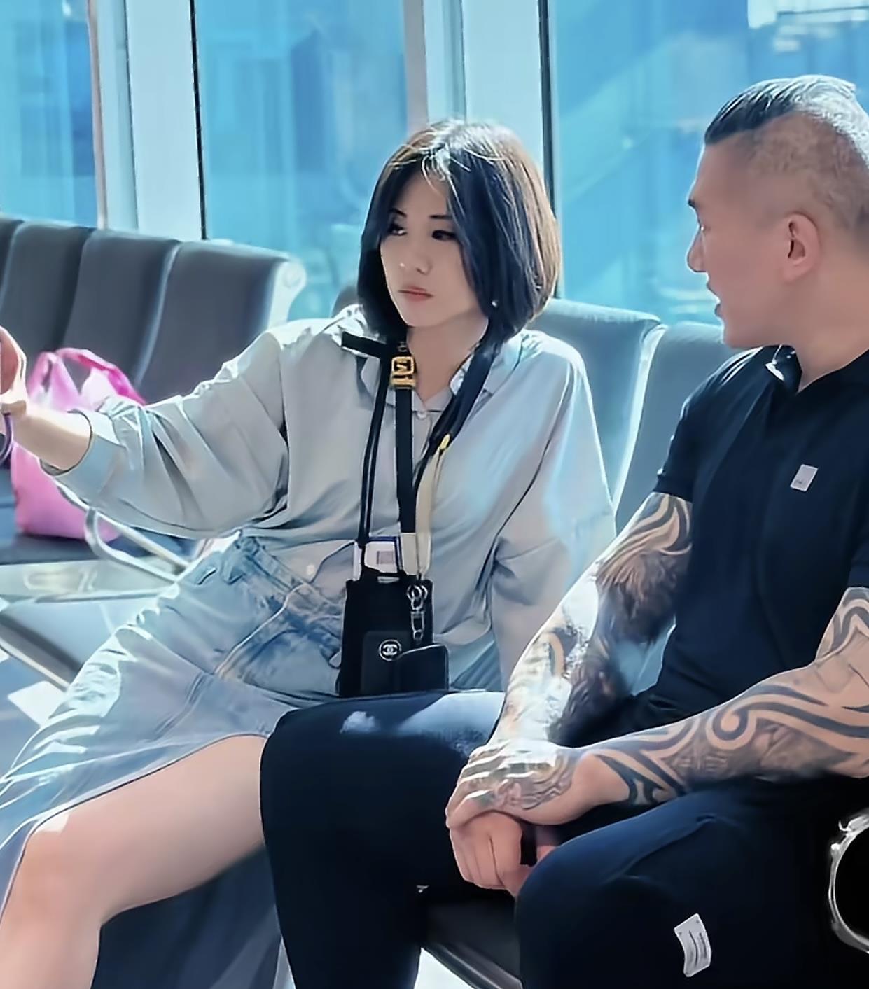 本以为花臂馆长是主角，直到得知中天电视台的背景后倒吸一口凉气，这两天形影不离的记