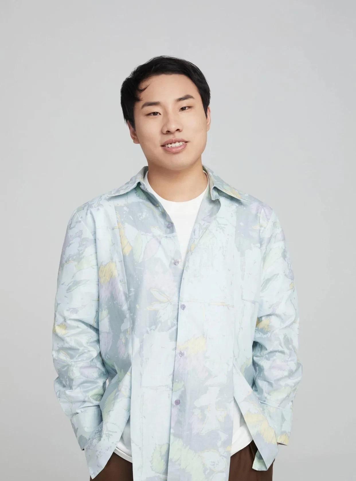 脱口秀演员徐志胜说，我出生于山东的一个农村家庭，父母都在家务农，因为没什么文化，