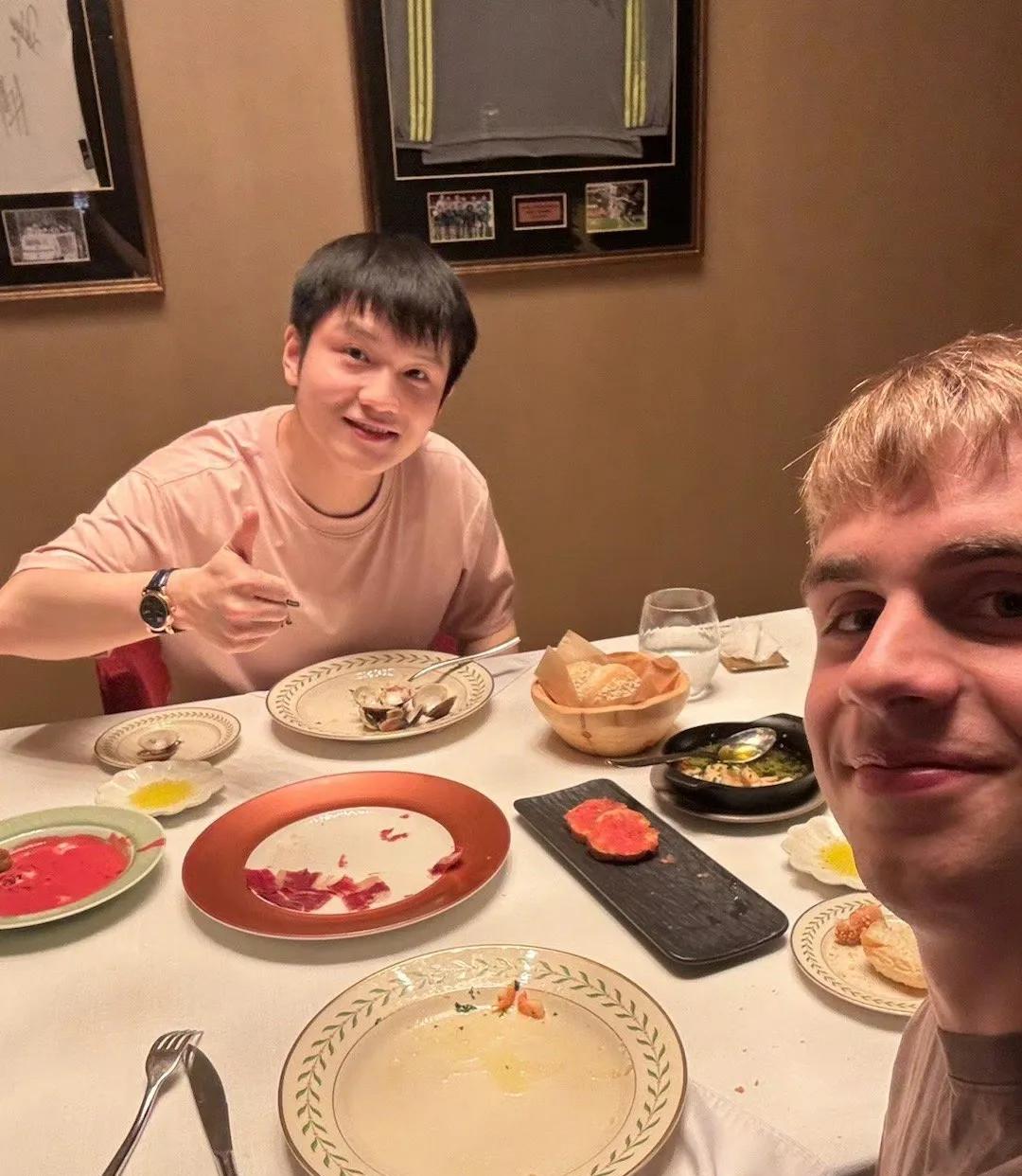 莫雷加德和樊振东聚餐了，一年前两人赛场上认识，一年后一起在餐厅吃饭。
有没有发现
