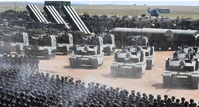 美国现在担心的不是中国迎头超越，而是中国选了一条与美国完全相反的道路。现在的中国