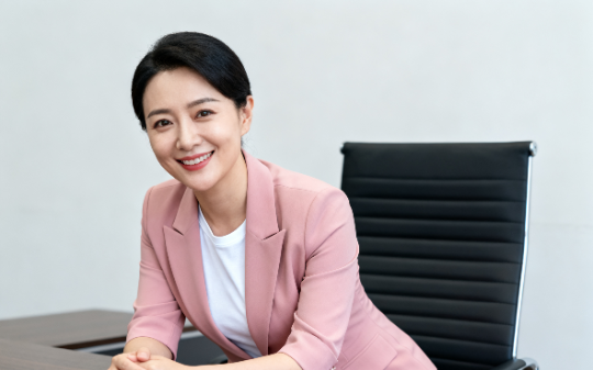 衣服太红也犯法？女书记便衣出行，竟被村长勒索10万：冲撞了白事，不交钱就浸猪笼