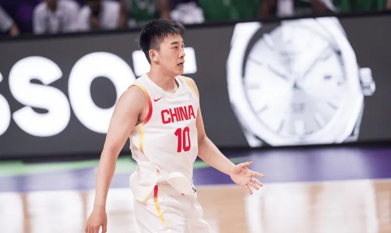 对新人，郭士强指导是发自内心不信任啊！
这种教练纯在折磨老队员和新队员，胡明轩今