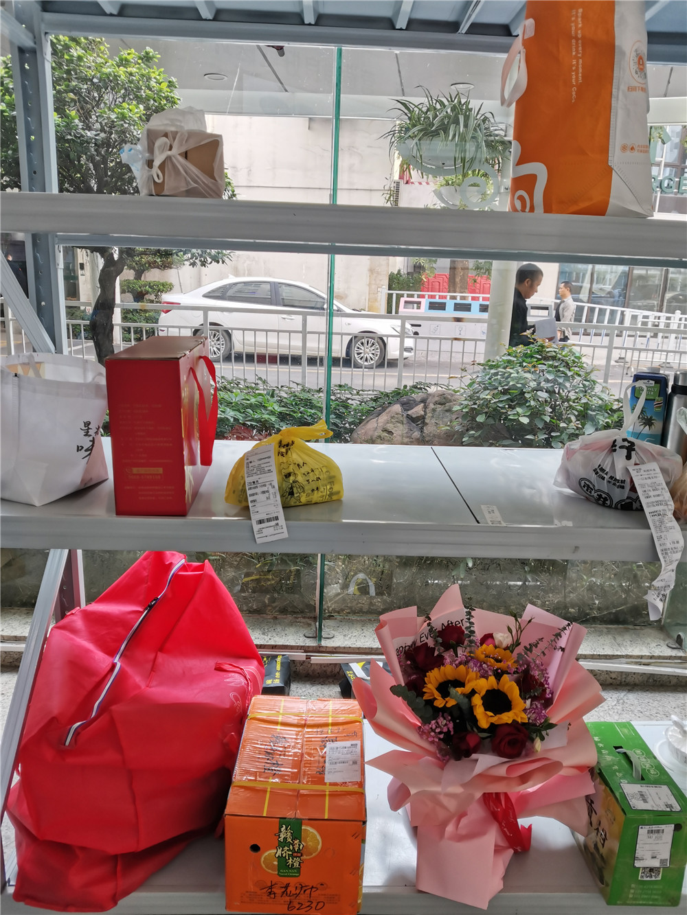 怀念那个送医院的单子只送到楼下门口的日子。
以前送往医院住院部的单子，无论是鲜花