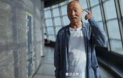 陈佩斯以轻松心态面对人生，认为每个阶段都该有不同的挑战，父子搭档共同出演话剧《戏