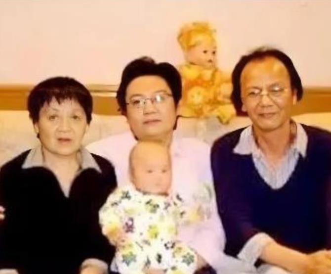 1979年，知青戴建国不顾家人的阻挠与村里的傻姑程玉凤，步入婚姻的殿堂。洞房花烛