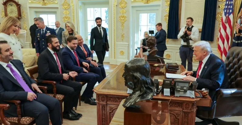 唐纳德·特朗普在白宫椭圆形办公室会见叙利亚恐怖主义政权头目艾哈迈德·沙拉(朱拉尼