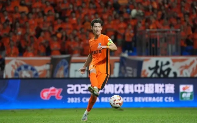 强烈质疑中国国家队选国脚的标准，难道不是看联赛表现，看的是谁的后天更硬吗？归化球