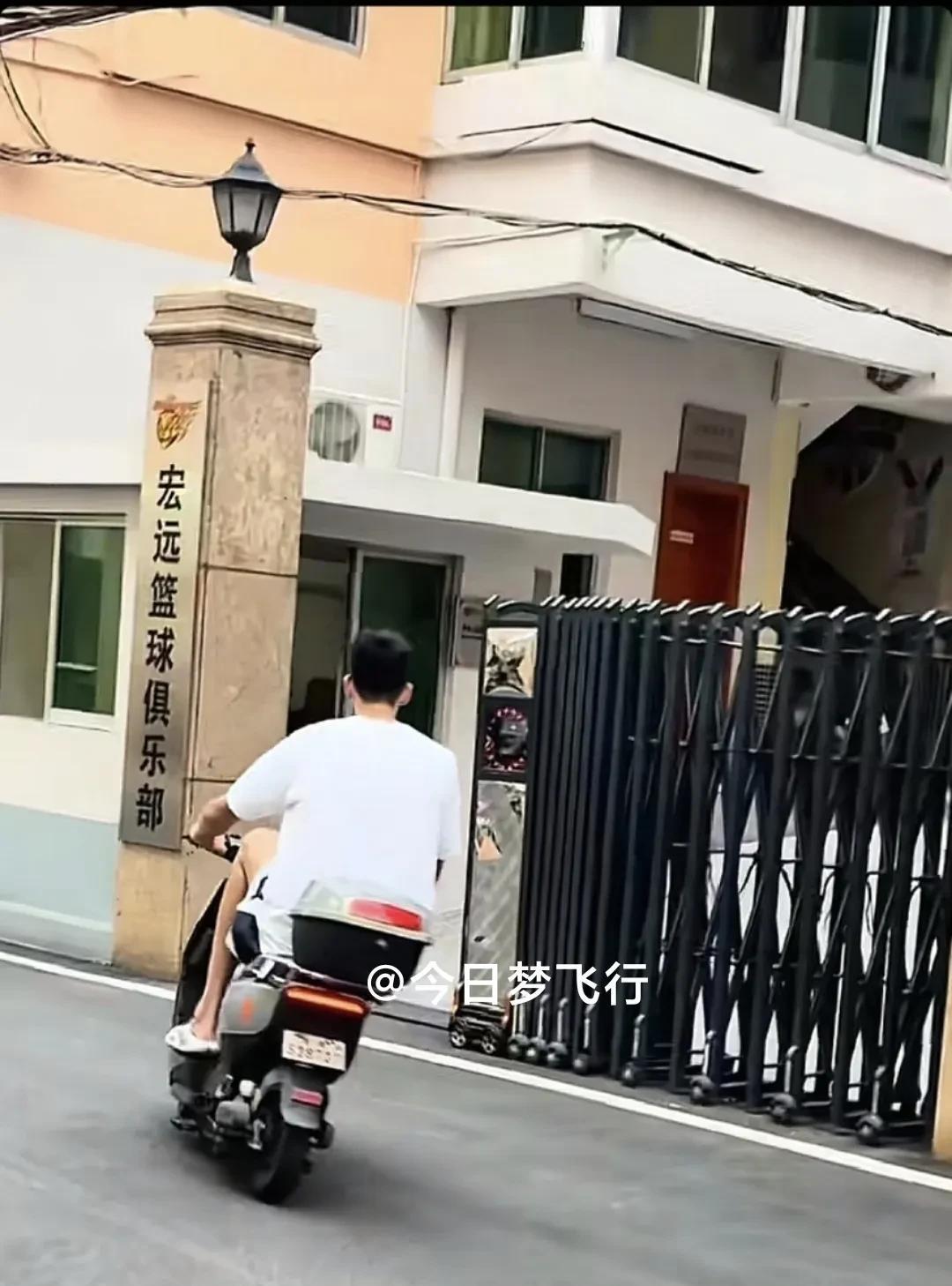 广东队小蛇走路一拐一拐！
下午下训，小蛇徐昕骑着小电驴从南城训练馆回到俱乐部，第