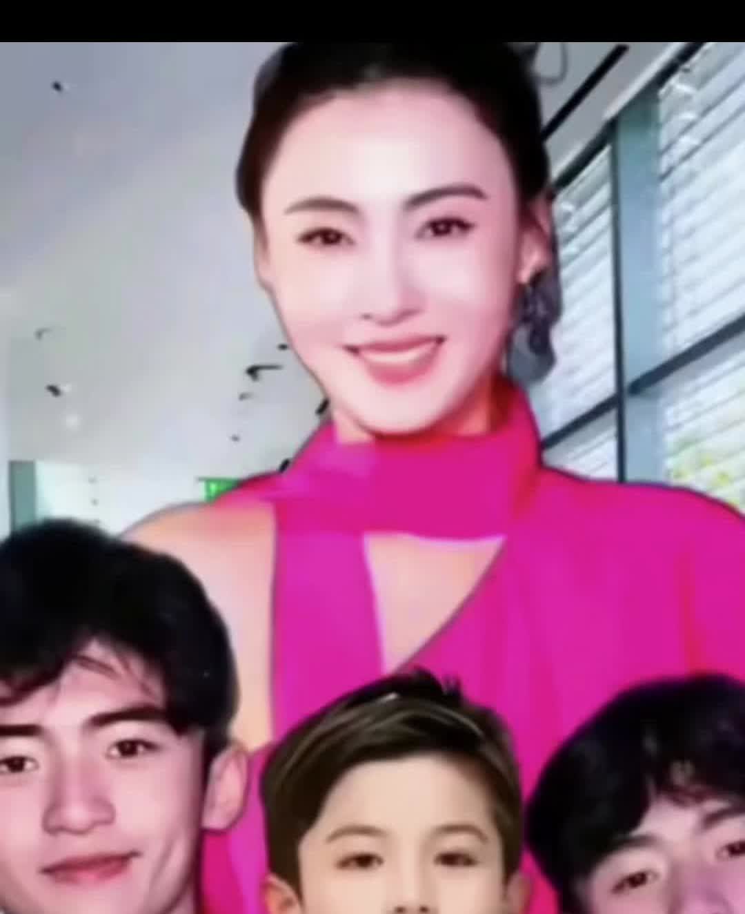 肩膀扛起儿子的妈，张柏芝再次袒露心声。
生活里面就是很多人感恩的小细节，比方说