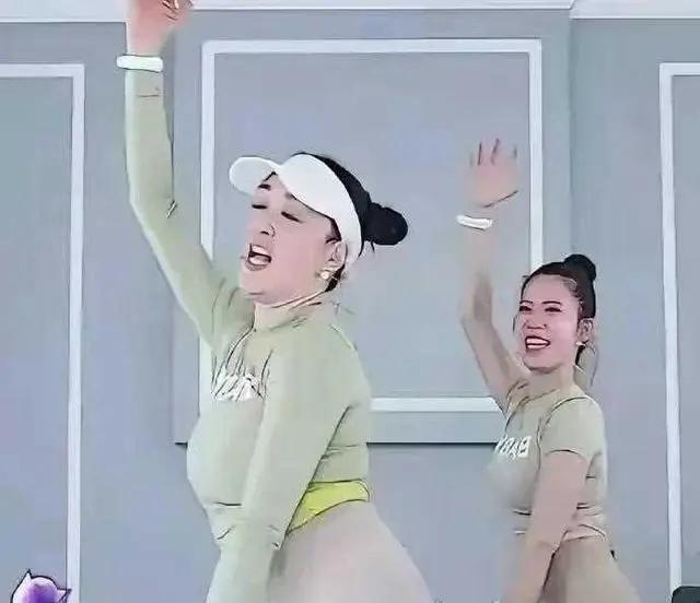 偶遇明星的日常总能掀起热议！今天北京三里屯街头，赵露思以一身松弛感穿搭惊喜亮相—