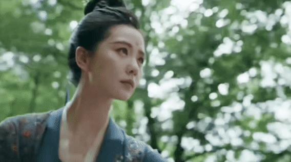 很多人讨论刘诗诗骑马表演得假，但是从第二张图看得出来是真的骑马，不过骑那匹马有点