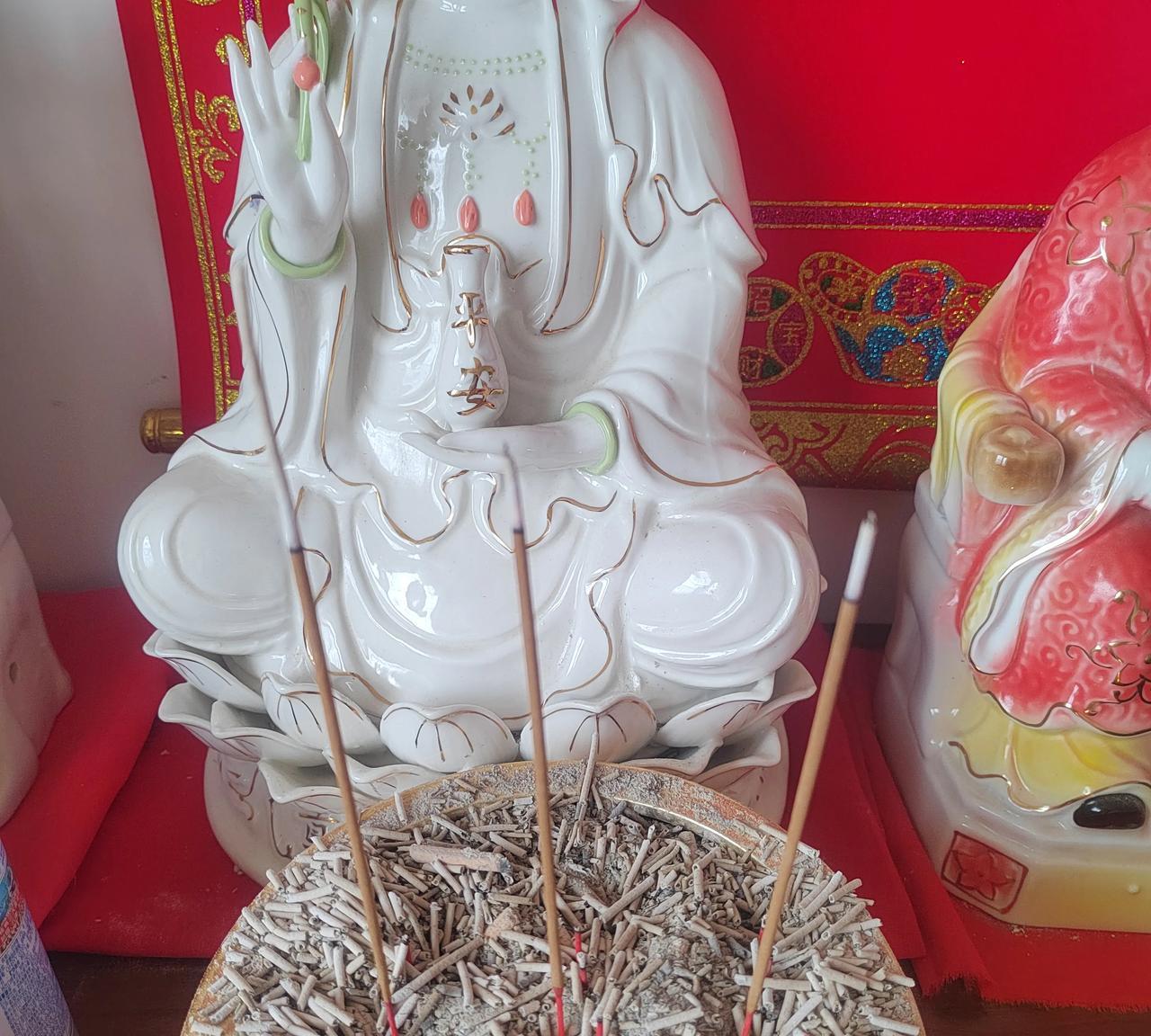 我也没有师傅，我就是跟着我身后师傅指引一点一点走出来的，怎样处理事怎样办事，都是