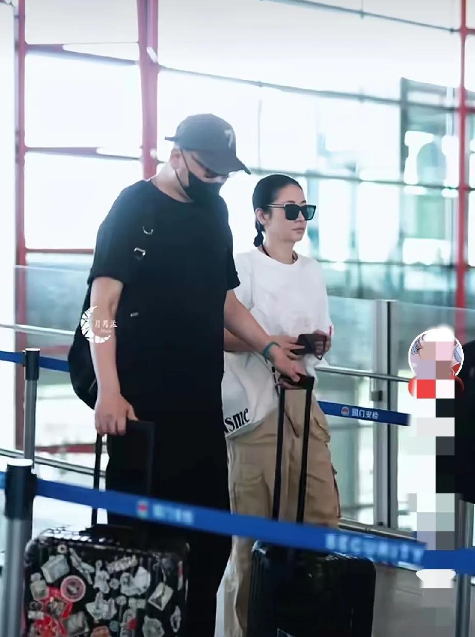 管虎算是被老婆梁静拿捏了。
自从之前的绯闻之后，俩人出现从来都是成双入对，夫唱妇