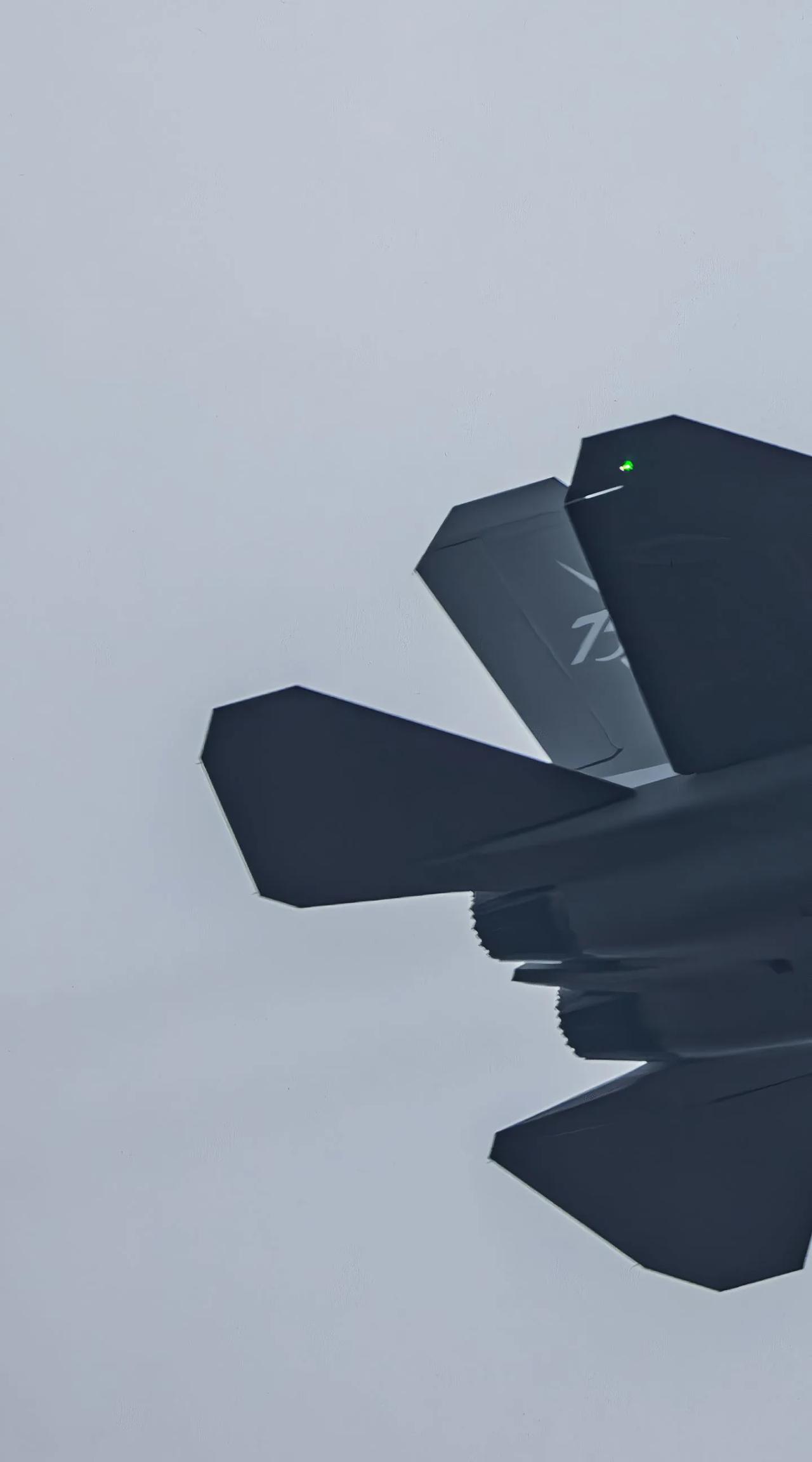 海军福建舰已经完成歼-15T电磁弹射起飞。#航空 #军事科技 #珠海航展 #战斗