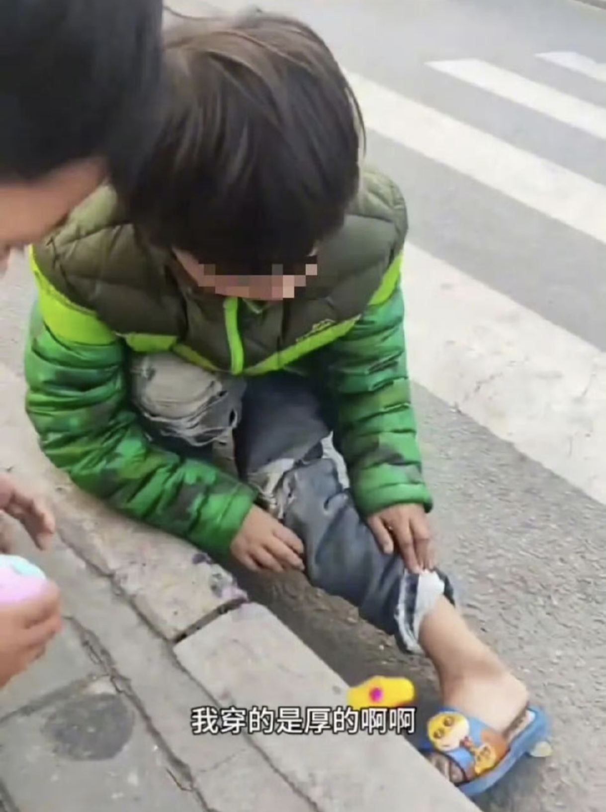 西安8岁女孩寒冬穿拖鞋流浪事件获妥善处置，多部门介入，保障入学与低保
11月11