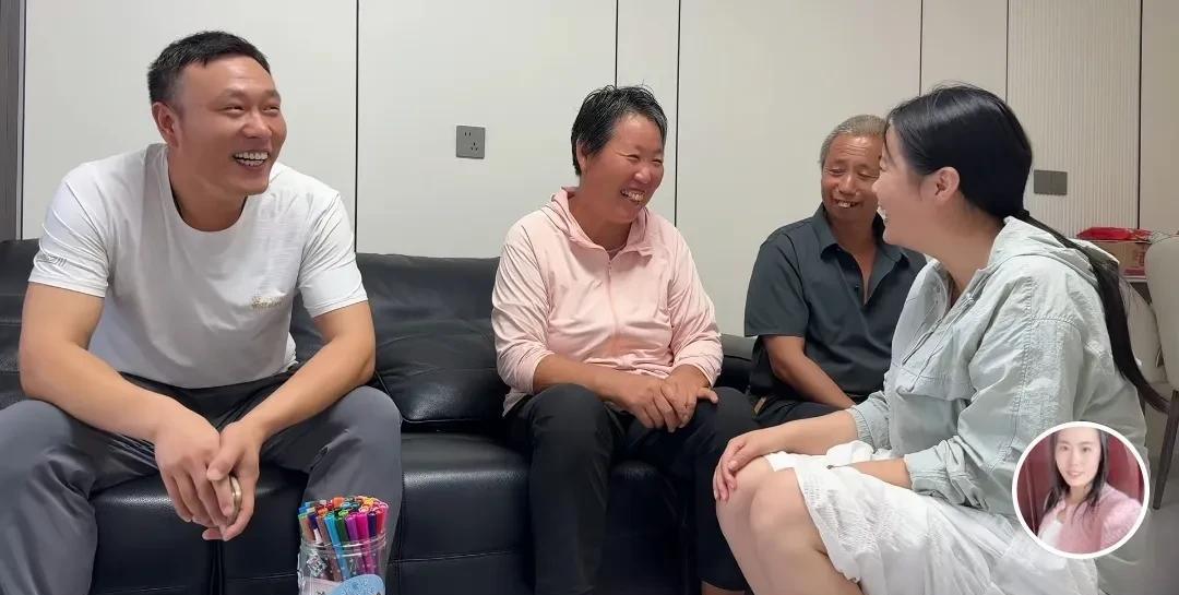 云飞来了，小红家瞬间就有了不一样的氛围。他就像一束温暖的光，把家里那些阴霾统统赶