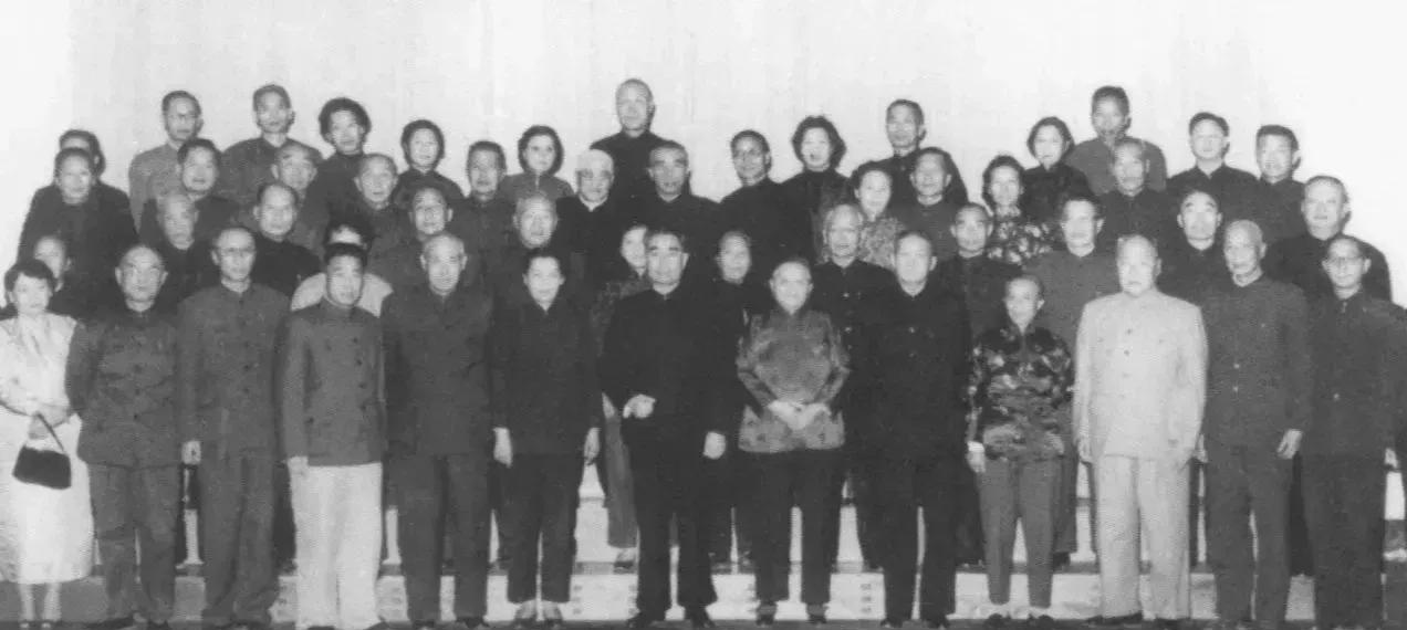 这张照片拍摄于60年代，周总理和陈毅元帅亲自接见特郝的战犯和家属拍下的一个合影留