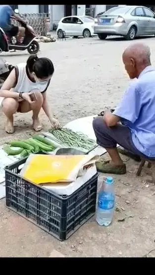 嫂子买菜，把大爷给看呆了。
