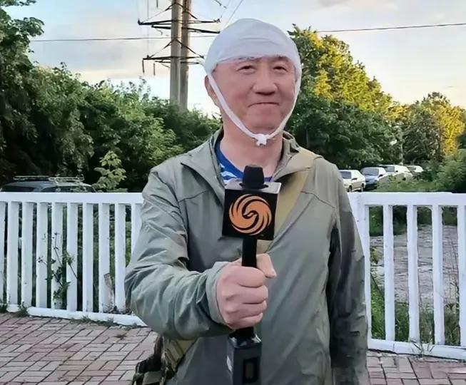 卢宇光，战火中的光头硬汉！
血流了很多，但工作不能停！
63岁的中国战地记者卢宇