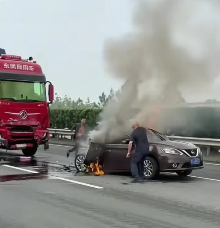 这是什么车？
日产天籁还是经典轩逸？
这撞击力度得有多狠，三厢车直接成了一厢