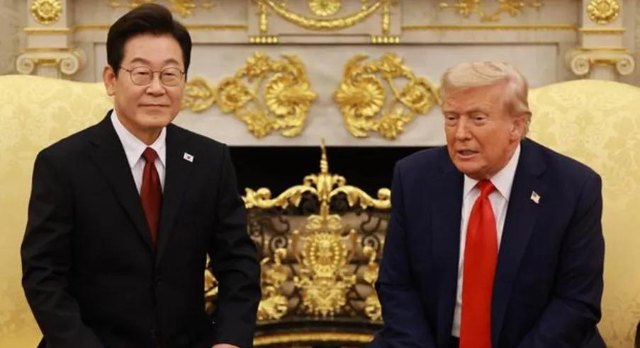 李在明与特朗普的白宫会谈中，，
李在明笑脸相迎特朗普冷屁股，
特朗普至少3次狠狠