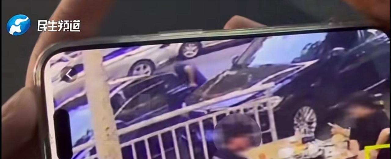 河南郑州一女子在某平台租了一辆车，2天后去还车时，发现车上平白无故多了一道划痕，