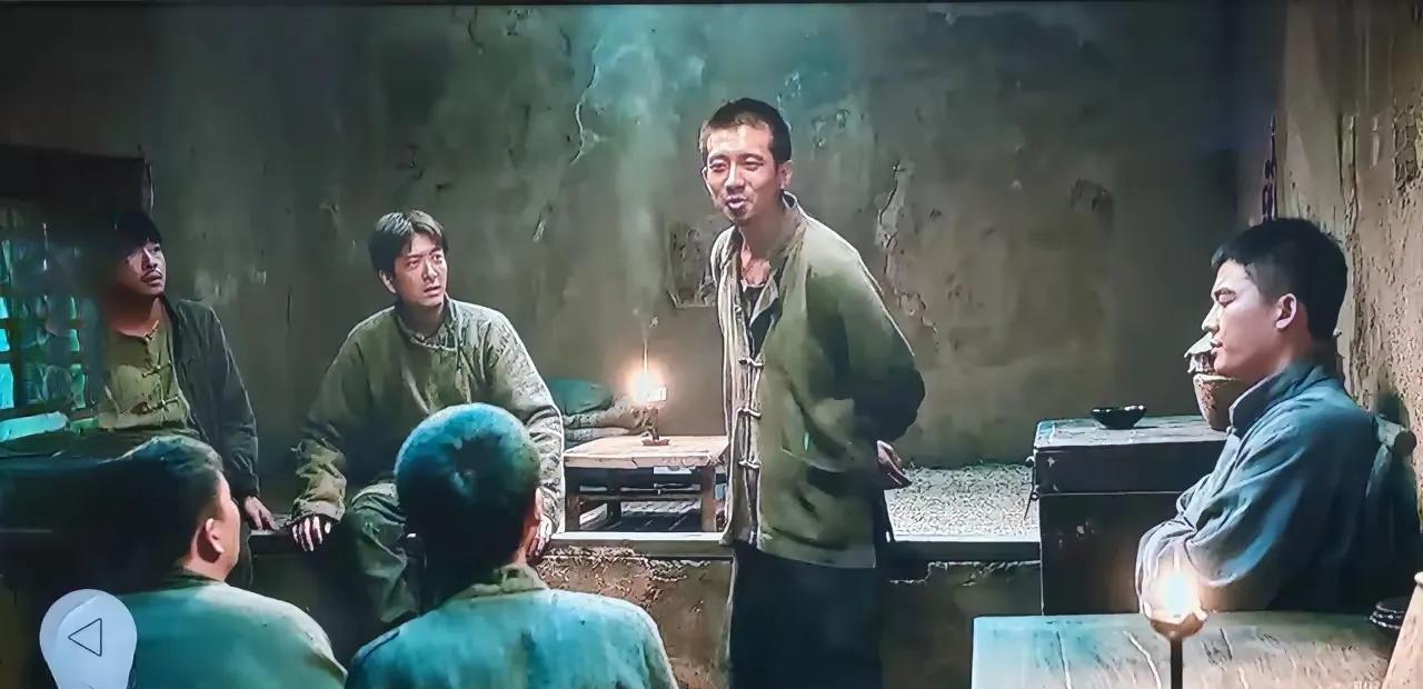 追剧《生万物》 看了许多集，就弄不清铁头是受谁的点拨组织农会，自任农会主任的。他