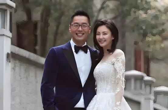 2016年，张雨绮和相识70天的富商袁巴元闪婚，不久后就火速生下了一对龙凤胎。没