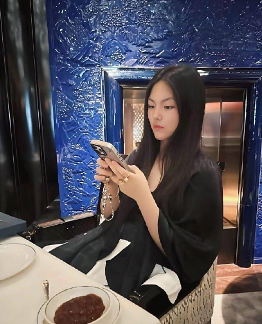 李湘女儿王诗龄吃个粽子吃出了吃不起的感觉？果然是不懂有钱人的世界

