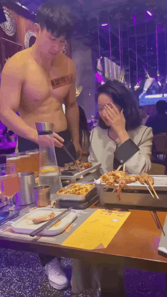 饭馆为招揽生意，竟然用健美帅哥当服务员专门服务女客，甚至提供喂饭高级服务！世道如