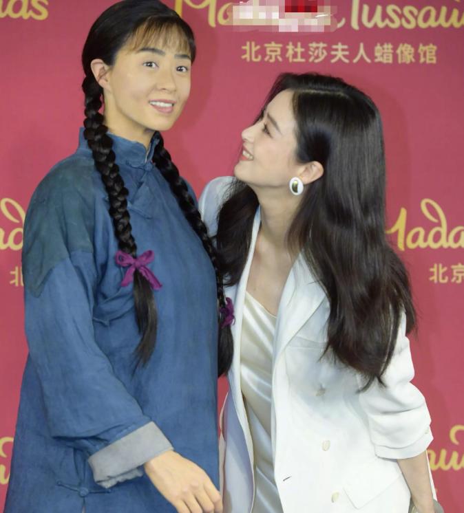 蒋欣与蜡像合影，说实在丑到我了