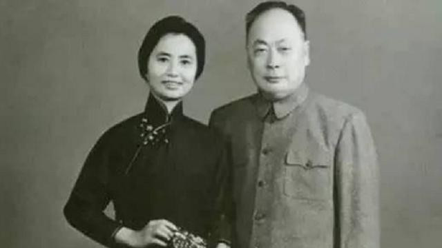 66年，陈毅请老部下们一起吃饭，聊天间发火：他不当叛徒我不姓陈