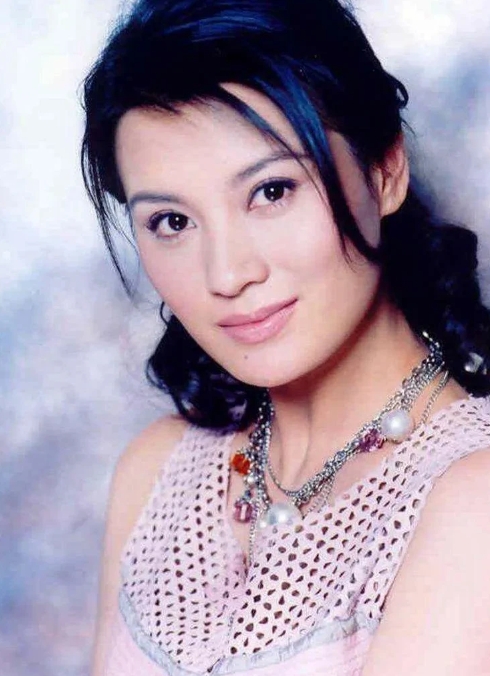 2005年《亮剑》播出后，李幼斌一夜成名，他做的第一件事，就是向结婚24年的妻子