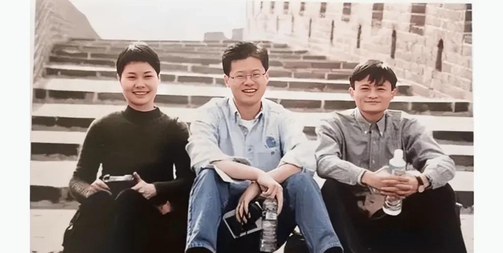 1998年，张瑛与丈夫马云和杨致远在长城游玩时的留影旧照，那时候马云34岁，杨致