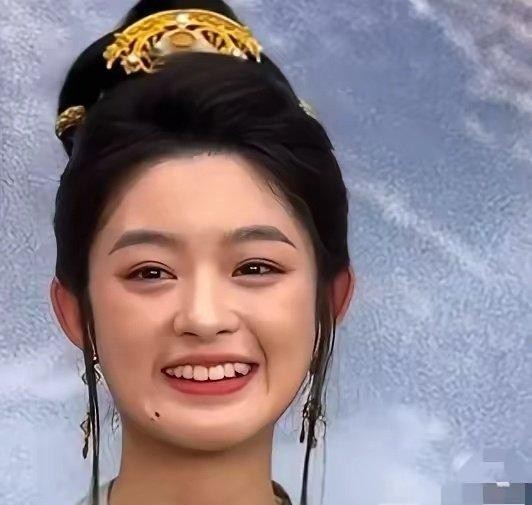 有网友大胆推测一下 
黄杨钿甜以后的三个去向 
?第一，退出娱乐圈不赚钱了，回归