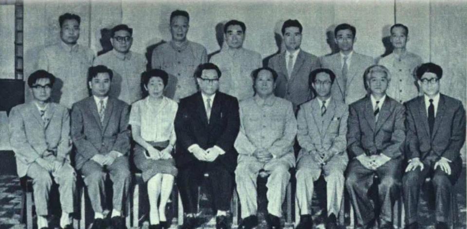 【毛泽东主席的老照片】1960年6月21日，毛泽东主席会见以野间宏为首的日本文学