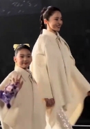 小酒窝与妈妈董璇合体走秀，比妈妈还自然，自信满满，一边走秀，一边给观众打招呼，星