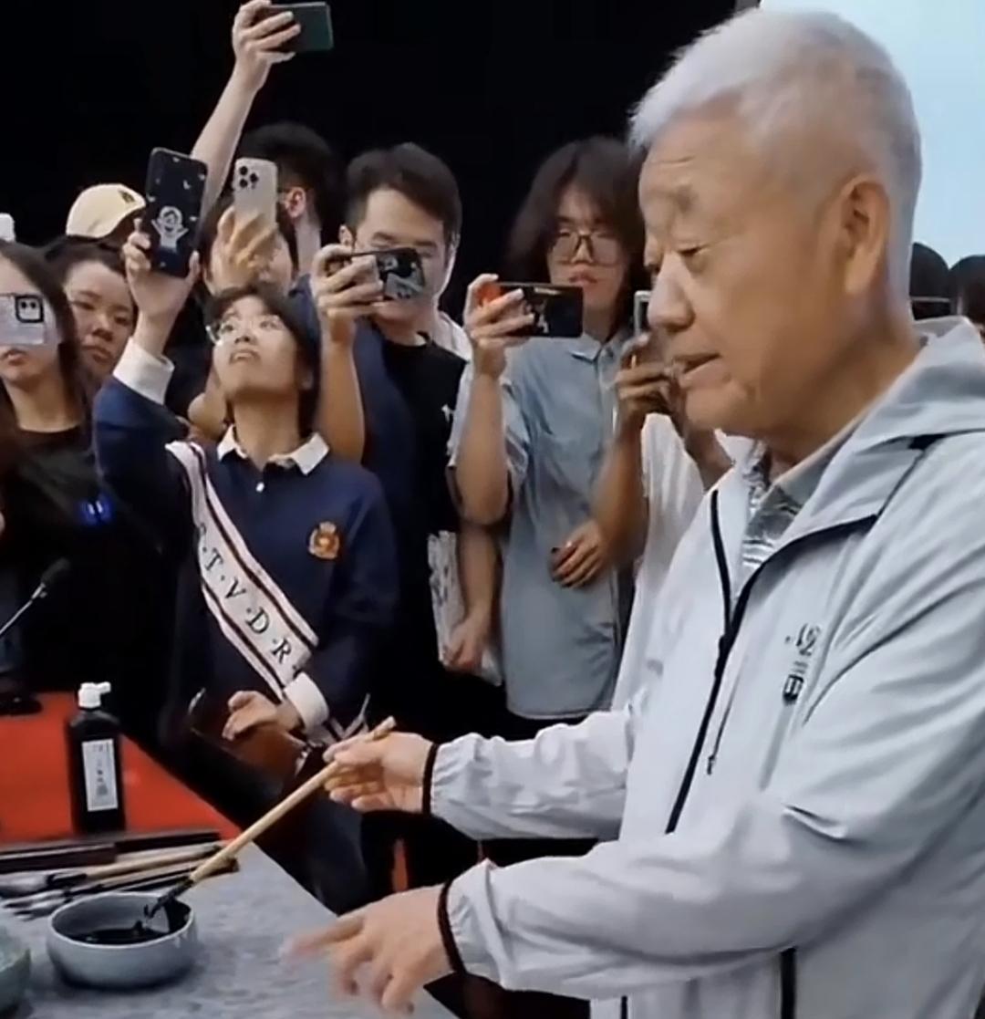 书法博士生导师，究竟有没有必要设置这个职业，越来越多网友提出质疑。而提出质疑并不