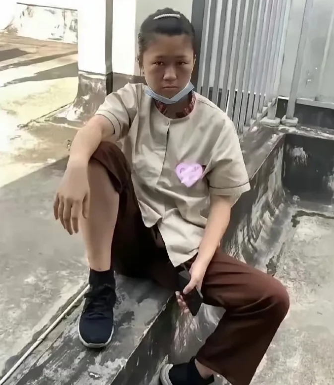 广东深圳，有一位老人晚上到公园下棋，在路上看到邻居家的女儿独自在逛街，她化着浓妆