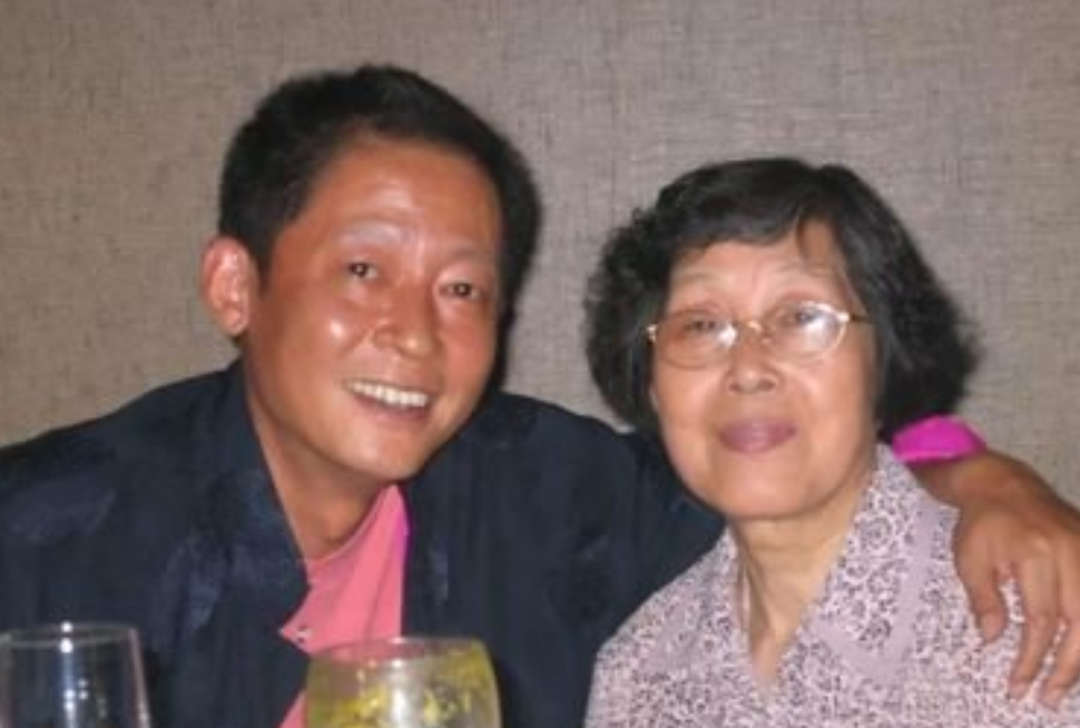 王志文成名后带母亲去豪华饭店，点菜时母亲问服务员：“大闸蟹多少钱一只？”服务员笑