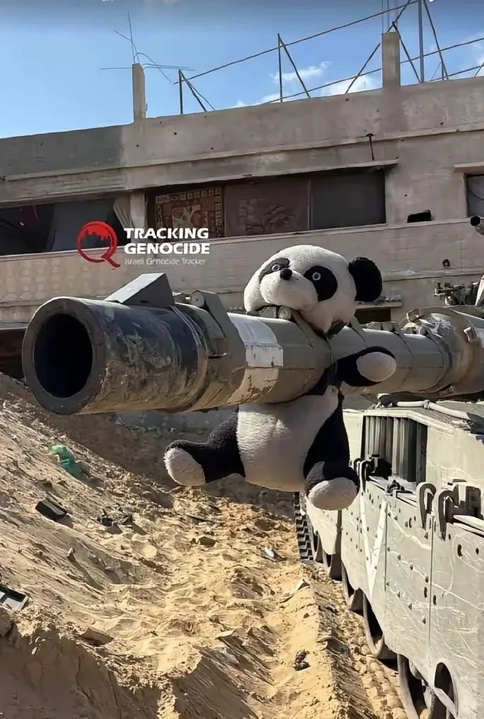 以军士兵挂玩偶，这操作真让人火大











坦克炮筒上挂熊猫，这画面