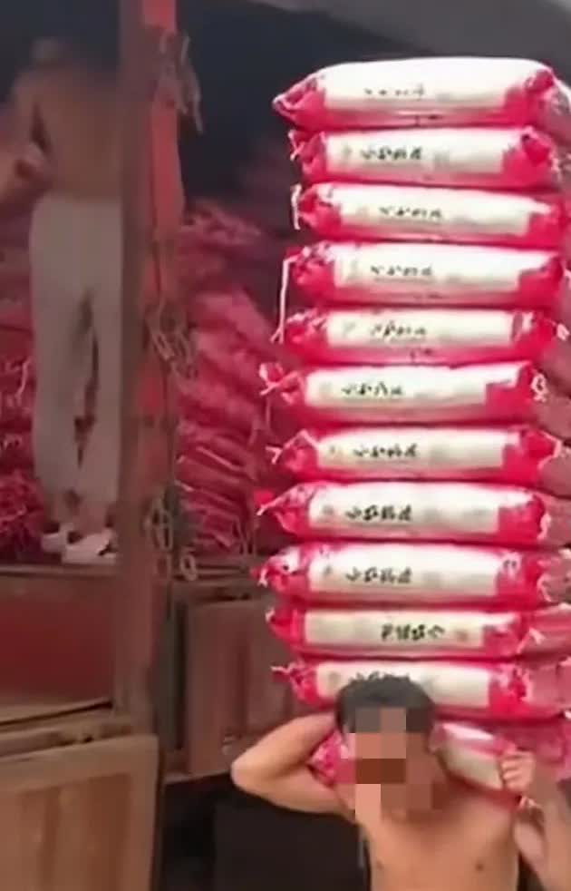 男子一次性扛12袋大米。
男人，要不是生活所迫，谁愿意玩命啊！

我们就算