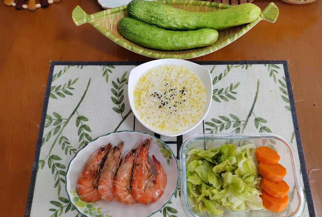 小老太太我，一人一屋，三餐四季。一晃儿，我企业退休10年之久了，怎么觉得自己不上