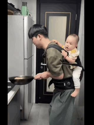 天上掉大饼，好吃？
看到这个画面，首先想到的是男子的不容易，生活的艰辛，背着孩子