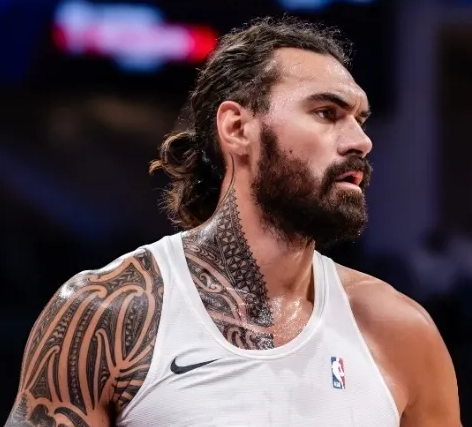 火箭中锋史蒂文-亚当斯已经接受了左脚踝手术，赛季报销。根据此前报道，亚当斯遭遇脚