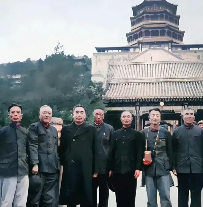 70 年代，周总理和他的学生们的合影，这些人可不是演员演的，他们可都是民国时期妥