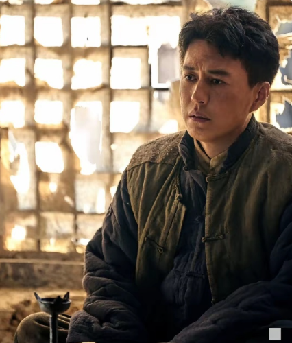 现在，娱乐圈最郁闷的明星可能就是靳东了。
他不是郁闷没戏拍，也不是郁闷太忙了，而